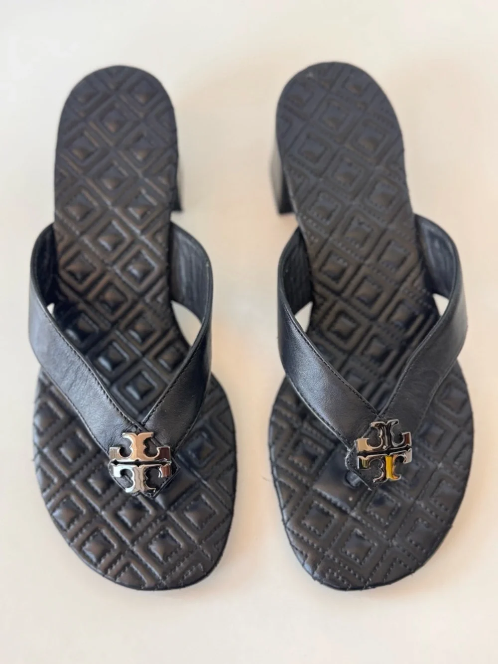 Tory Burch Black Pewter Leather Maybell Logo Thong Slip On Heel Sandals Size 7